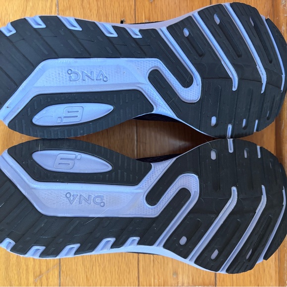 Brooks Women’s Launch 9 - Black and Lavender Running Shoes - Picture 4 of 6